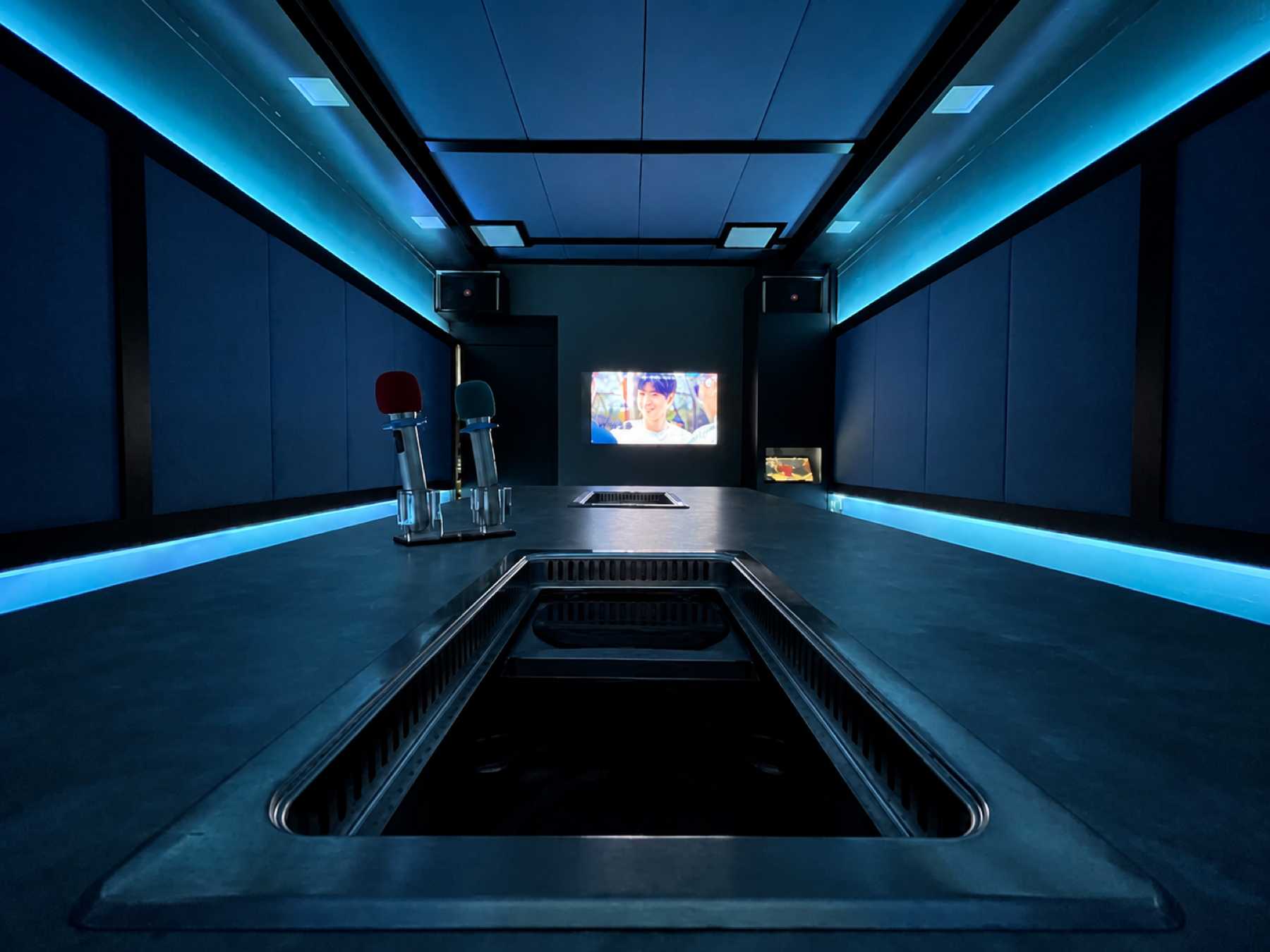 蓝色灯光的独立 KTV 火锅包厢